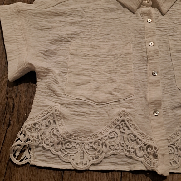 Alice Blue - White Lace-Hem Cropped Button-Up Shortsleeve Top - Picture 5 of 6